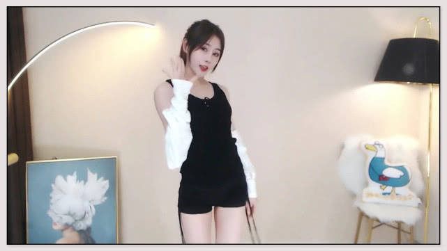 虎牙女主播封号事件反思是秀下线涨人气还是应该传播正能量
