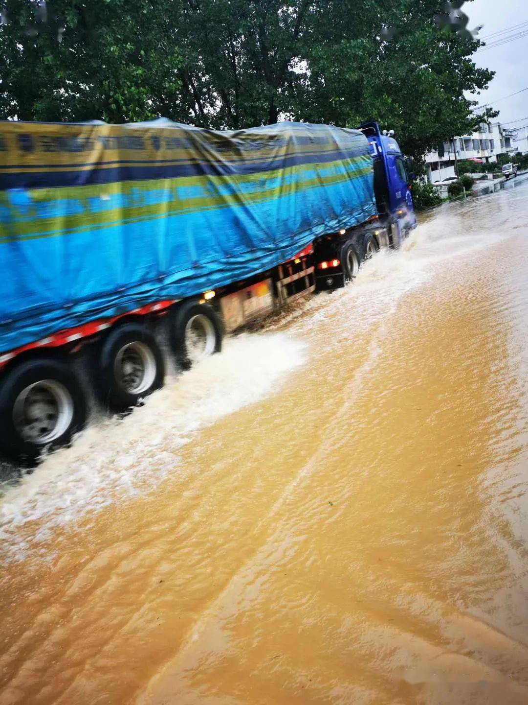 下雨路面积水成河 宿松105国道凉亭段路上居民出行受阻