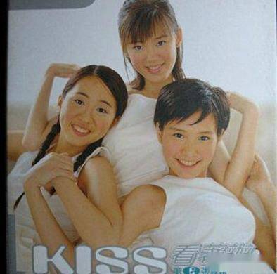 王婷萱比明道小三岁,曾经是台湾少女乐队kiss的成员,出道那会也就15,6