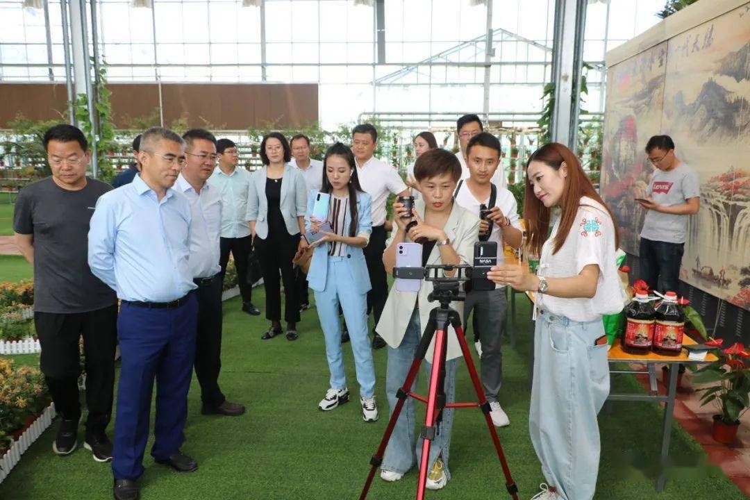 创业天下创始人陶国林一行来东湾镇考察电商平台发展及特色农业发展