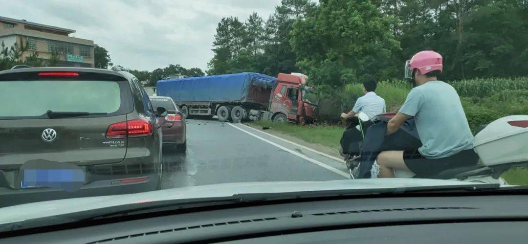 于都往岭背方向224省道发生一起交通事故,一辆红色挂车与一辆棕色suv