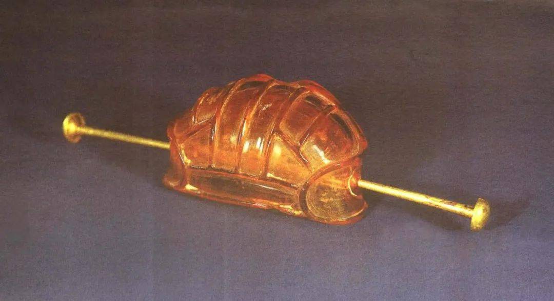 明代文武官员皆戴梁冠,以冠上梁数区分:八九品冠一梁,六七品冠二梁,五