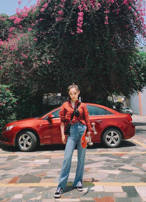 红蓝色的格纹衬衫松松垮垮的穿着,透露出休闲慵懒的气息,红色系的衣服