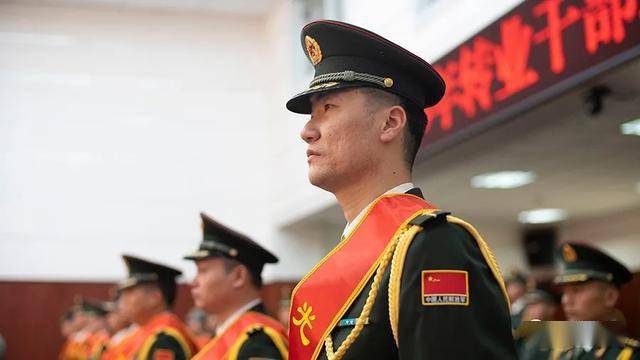 退役最年轻的是正连上尉