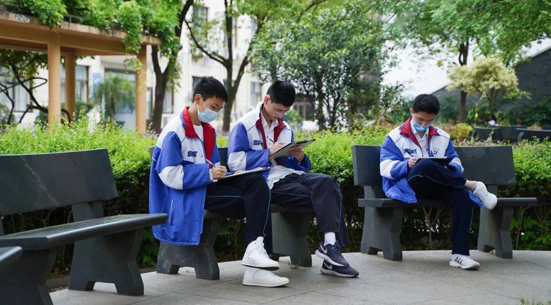 2019年10月30日,我校蔡心怡同学在第36届全国中学生物理竞赛决赛当中