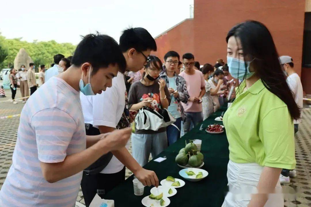 5000斤水果1500份果盘毕业了再吃一次自家学校的水果