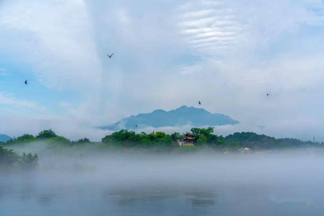 濃淡相宜潑墨丹青,桃花潭畔夢幻縹緲,踏歌尋古佛光普照,留芳絕唱千古