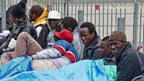 (美国黑人在抢劫一个白人)无论是美国的芝加哥还是南非的约翰内斯堡