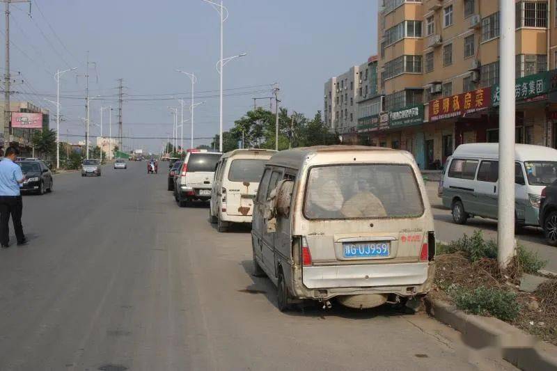 辉县清理路边僵尸车