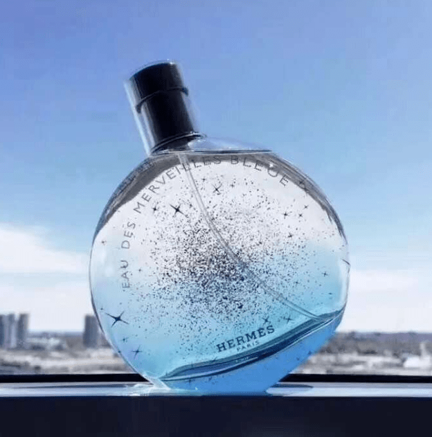 爱马仕蓝色橘彩星光hermes2这款香水最引人注目的,便是瓶盖上的白花.