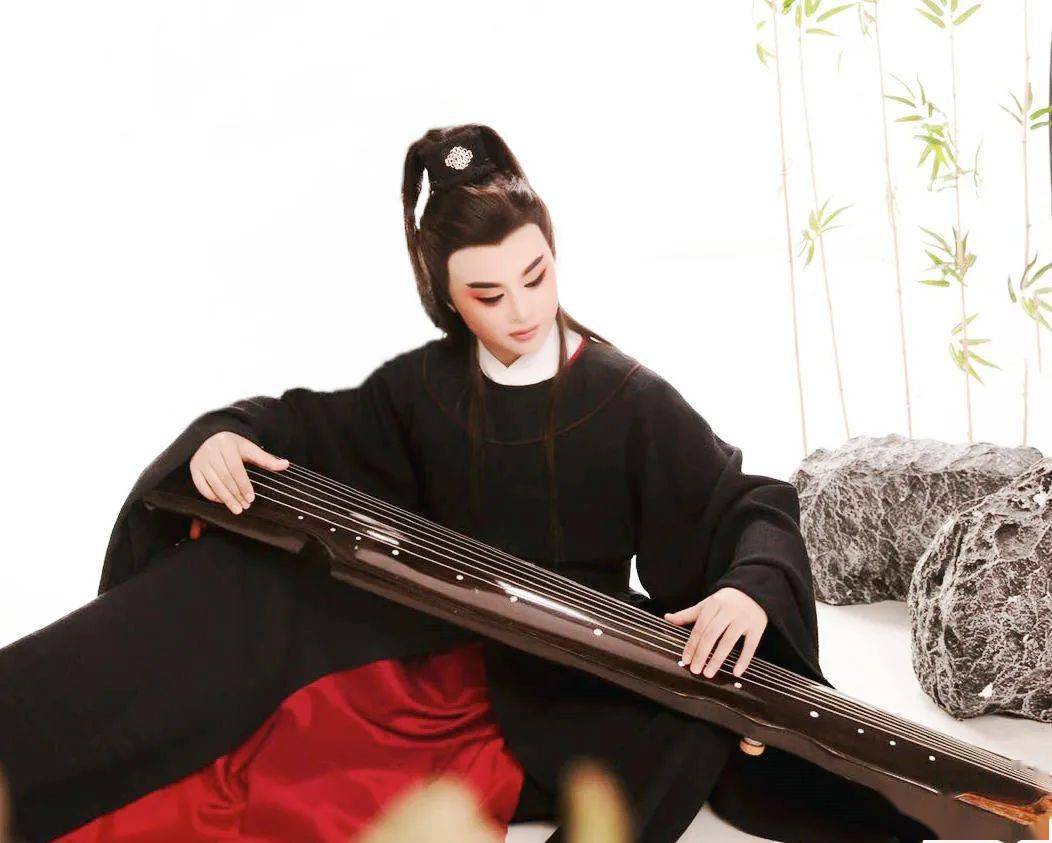 天台95后"小姐姐"戏台上变"超级男生"!_越剧