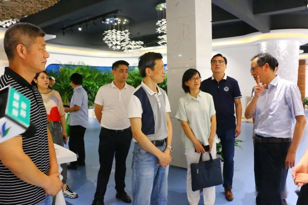 书记刘勤,县委副书记吕明跃,县委常委,统战部部长束洋波等陪同调研