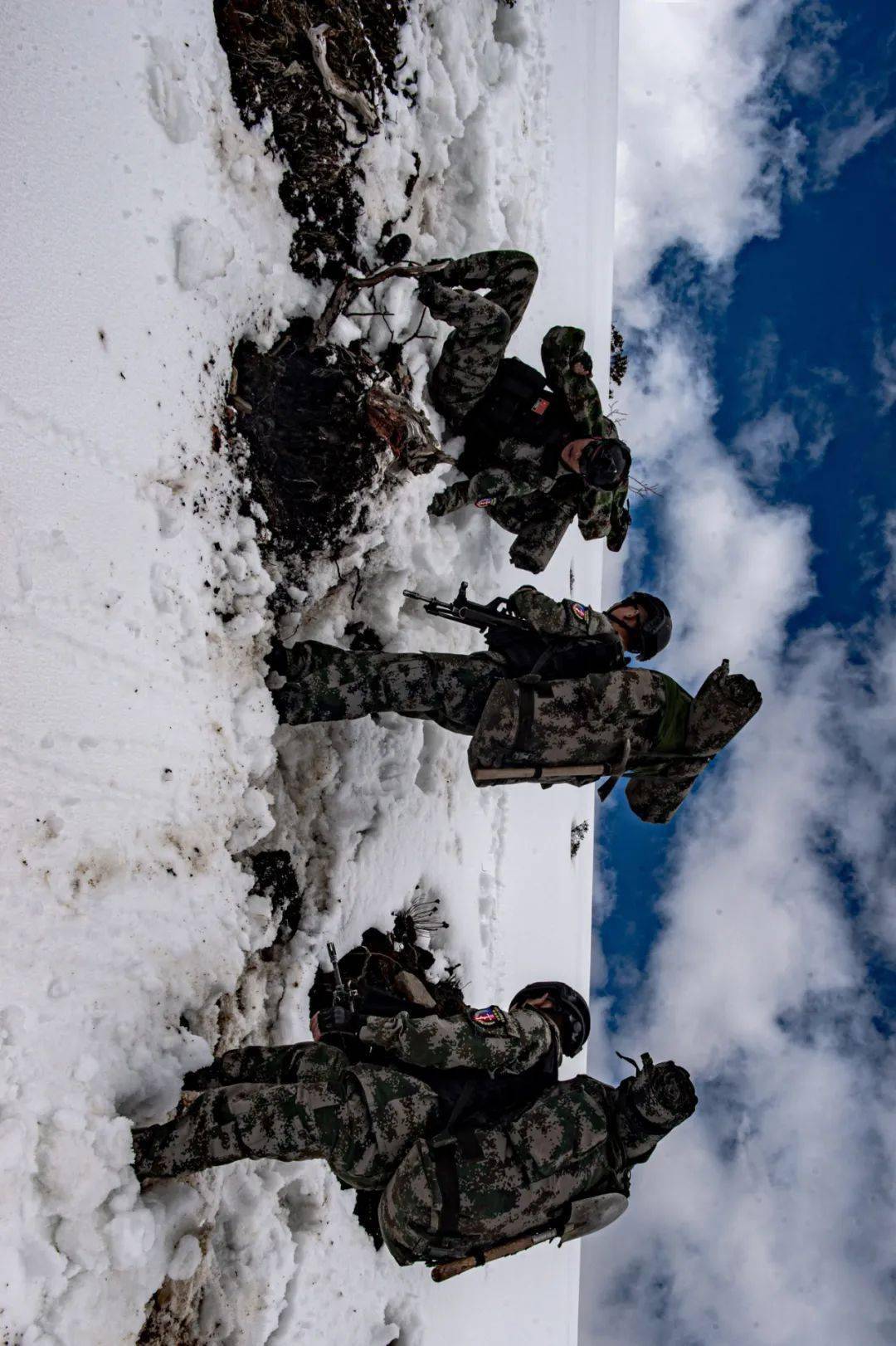 课目雪山重装行军海拔4800米