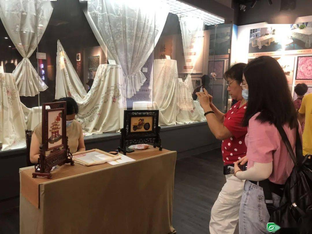 活动中,主办方在市文化馆,老妈宫戏台等处开展珠绣,潮绣,陶瓷微书
