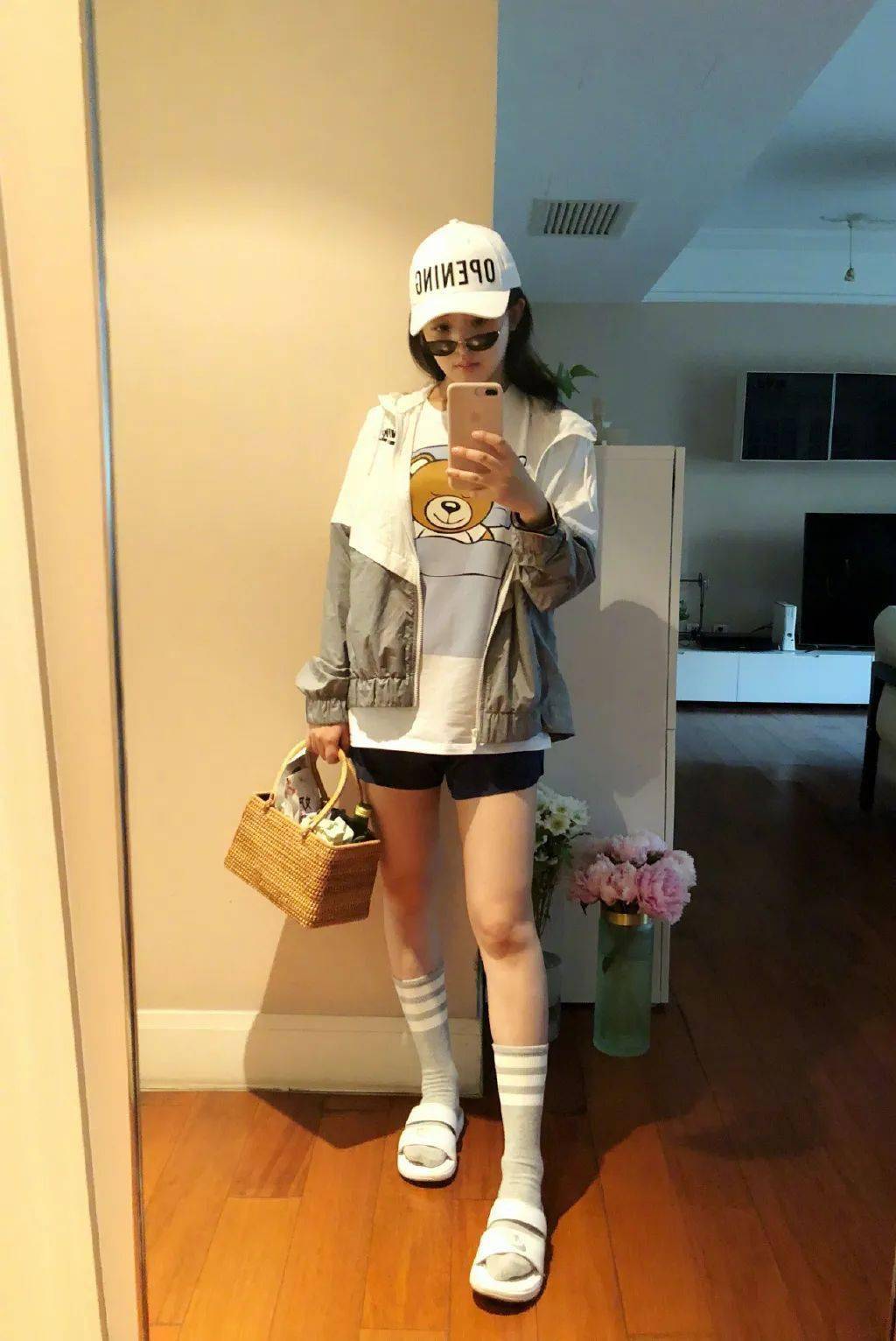 运动长袜和拖鞋的搭配