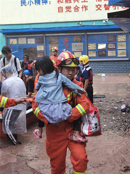 消防员怀抱婴儿牺牲图片