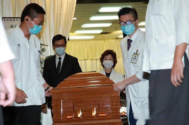 黄日华太太梁洁华出殡苗侨伟全程陪伴黄日华兄弟情深