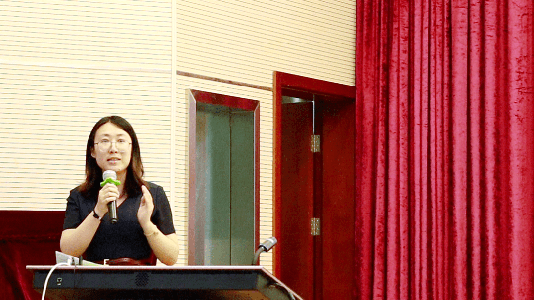 市奉贤区教育学院国际教育研究部负责人赵玮,上外国际课程中心融合课