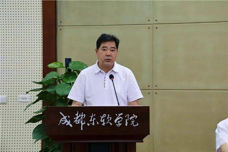 都江堰市政府副市长,市公安局局长达军讲话仪式结束后,各级领导实地