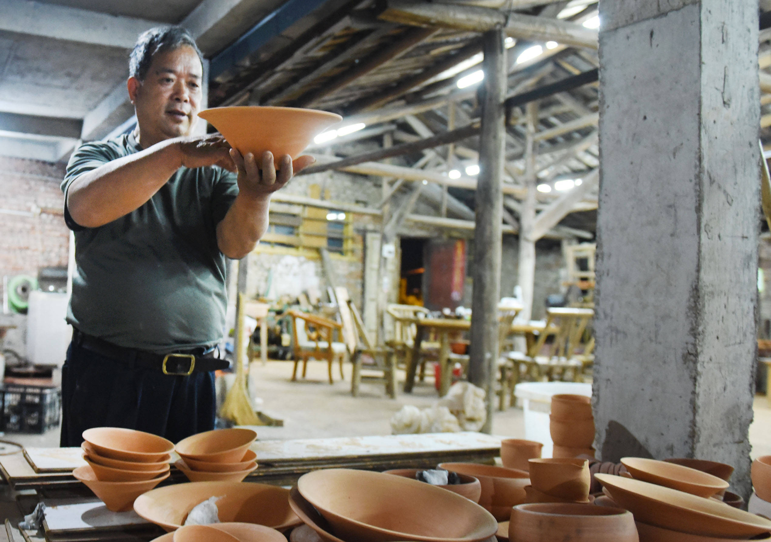 六旬工匠制陶50年,在龙窑中烧建盏,窑温高达1300摄氏度-搜狐大视野-搜狐新闻