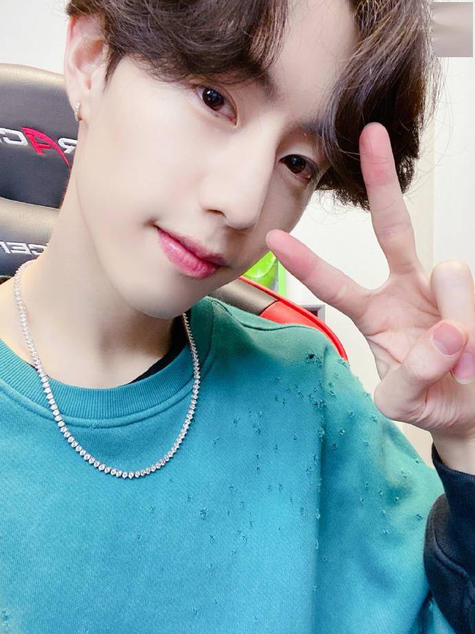 15日下午,got7官推更新段宜恩自拍&今晚直播预告: 赢了吃鸡!