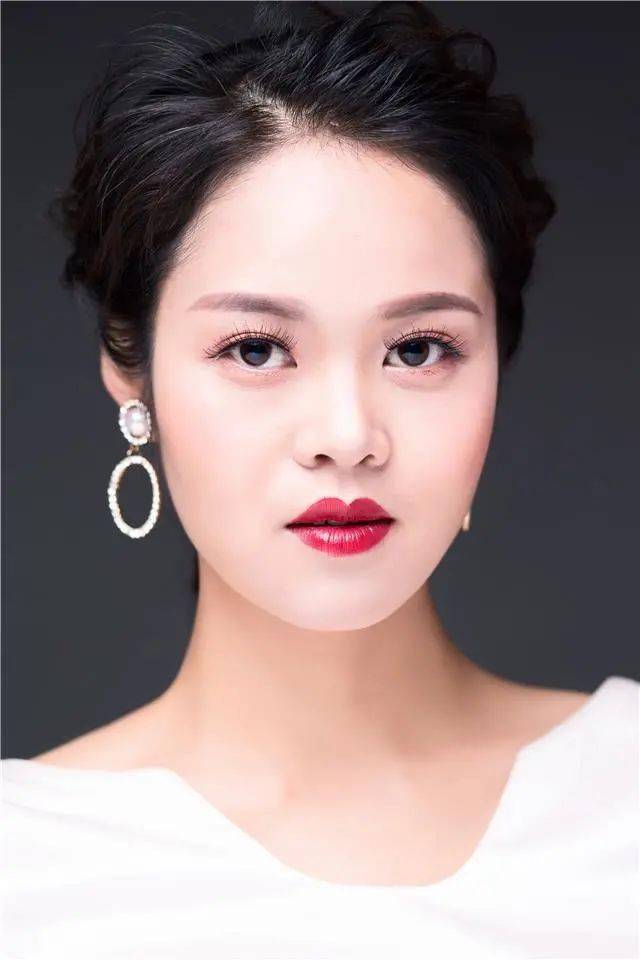 用音乐助力脱贫6月14日青年男高音覃春江青年二胡演奏员张惠芬走进