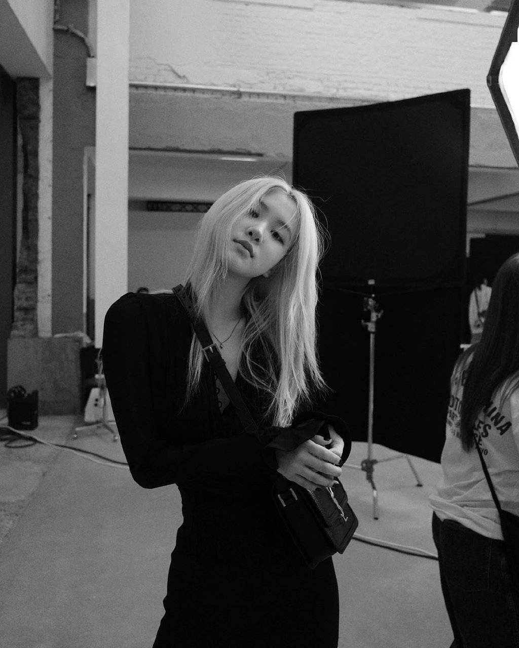 rose《elle》拍摄幕后花絮照公开,黑白色调展示神秘慵懒的不同氛围