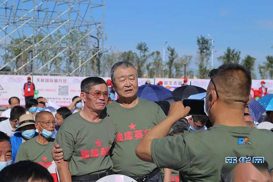 築路老兵憶往昔築路老兵走進獨庫公路博物館,在