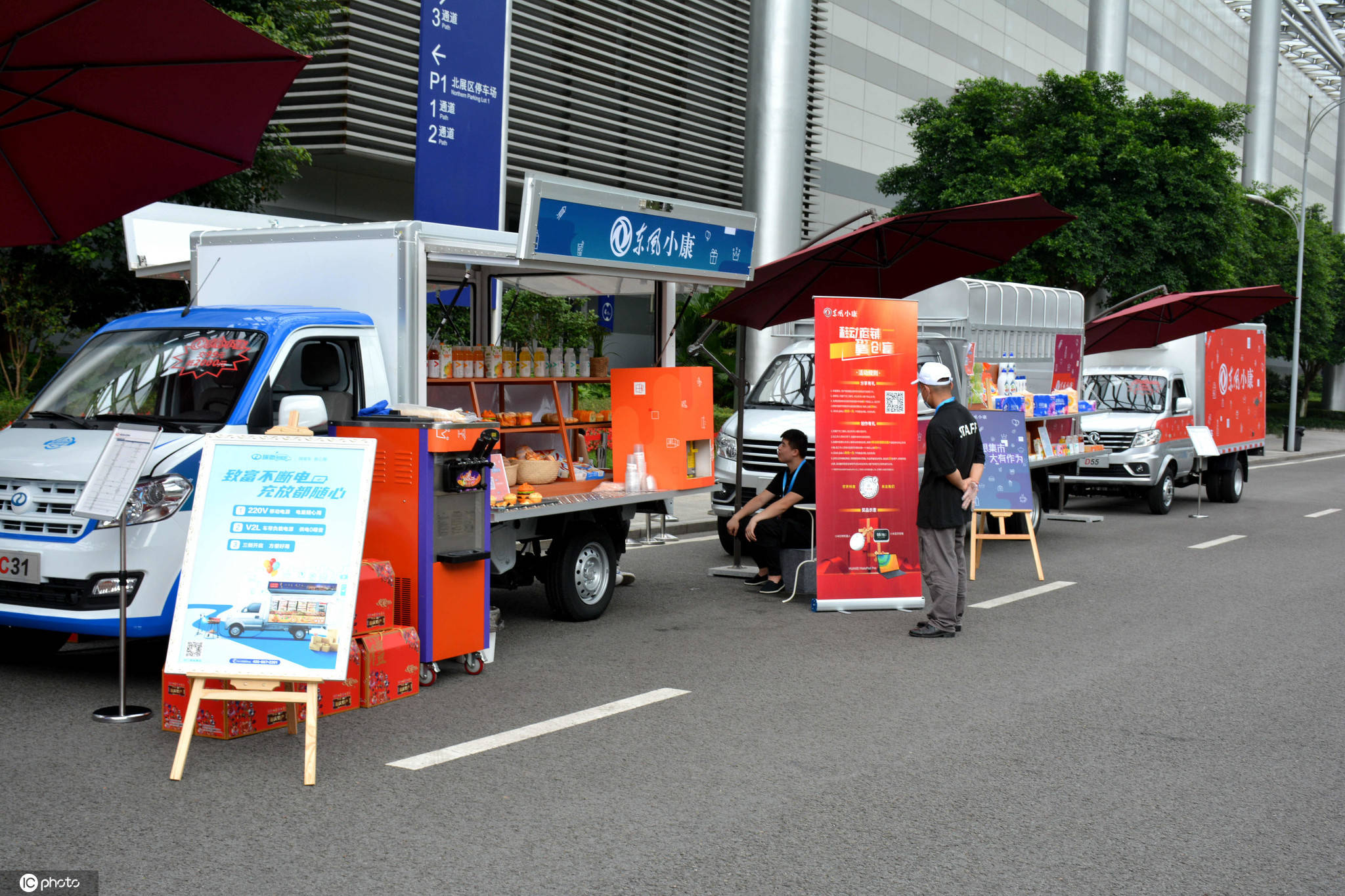 2020重庆车展东风汽车新款车型现场摆摊