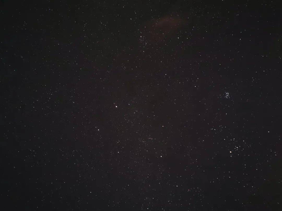 我是星空点点~这不是一张纯黑的图片!