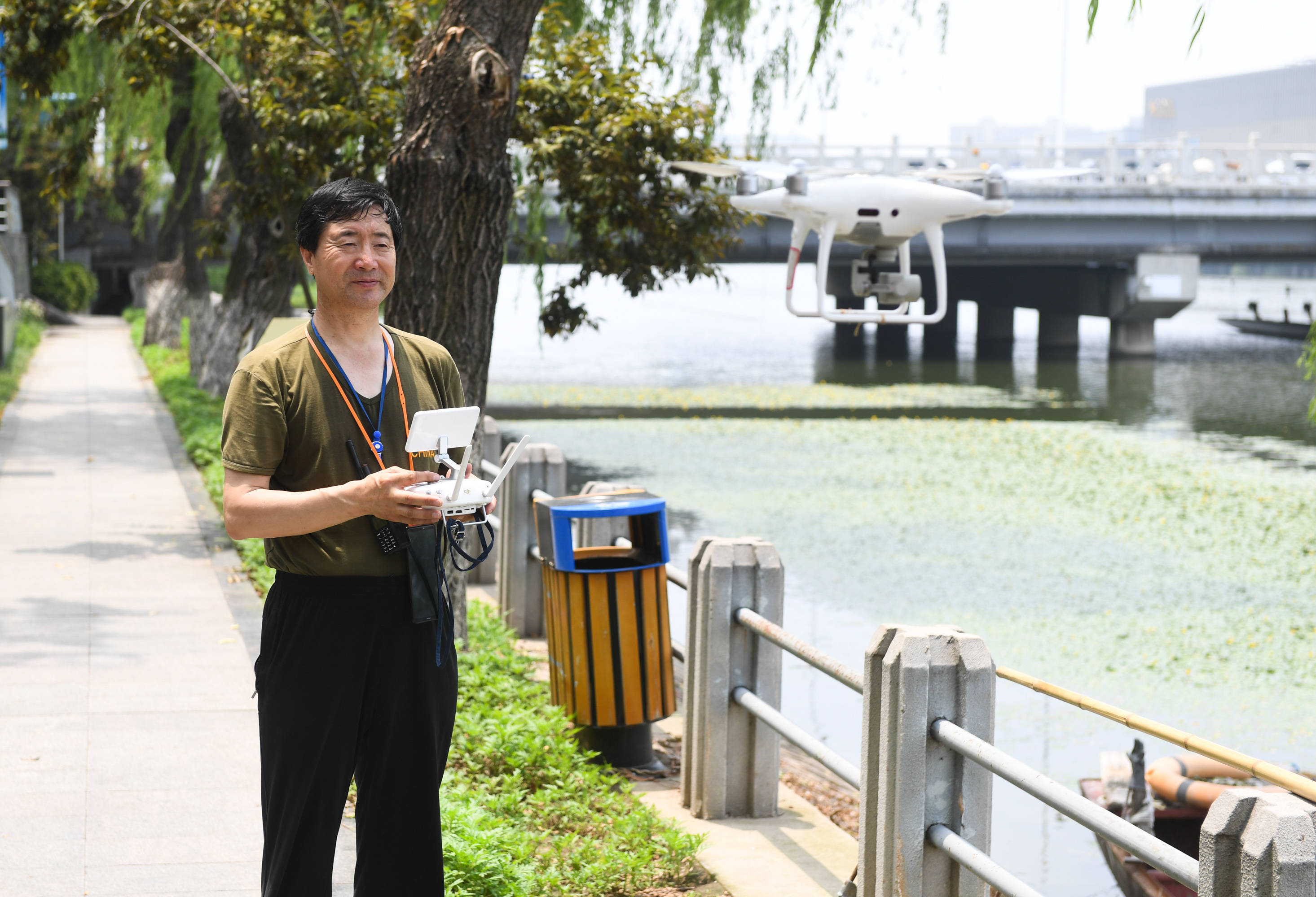 在宿迁市宿城区,王爱东在古黄河边使用无人机查看情况(6月14日摄.