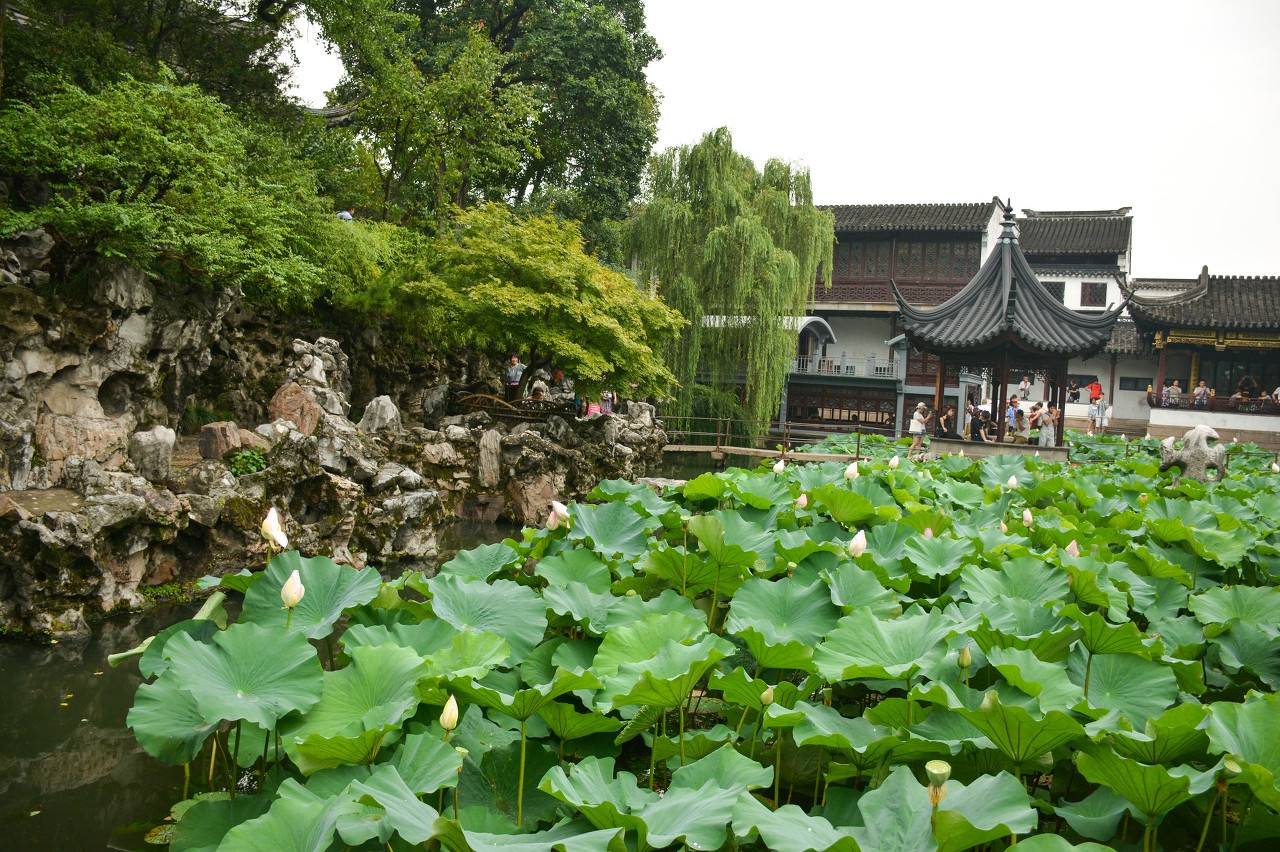 主要建筑有燕誉堂,见山楼,飞瀑亭,问梅阁等.