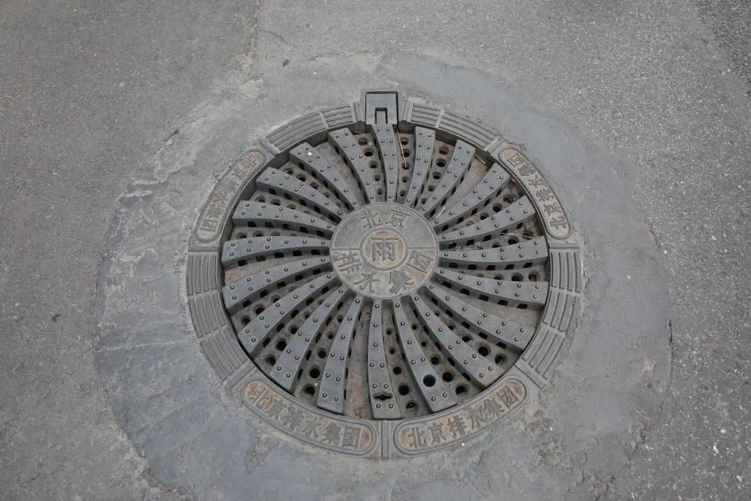 和侧面的排水孔一个是它有立体结构这种井盖有两个主要特点在一些易