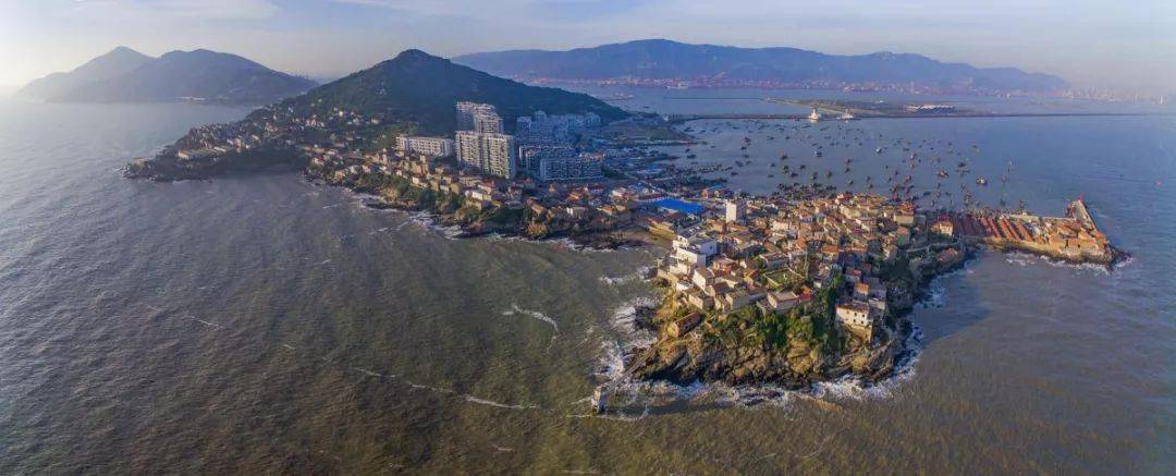 西连岛村位于江苏省最大海岛连岛西侧,隶属于连云区连岛街道,四面环海