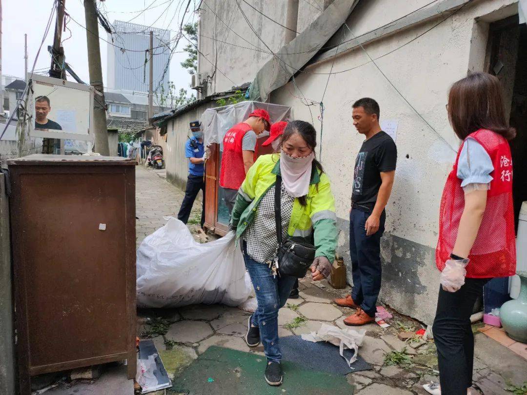 文明城市苏州助力:河岸旁多年垃圾死角被清理 ,周边居民拍手叫好