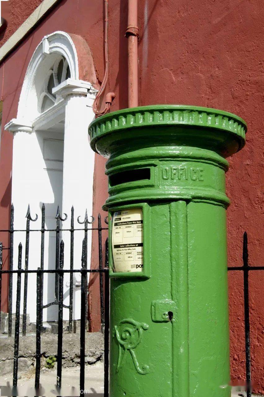 现在,我特别怀念伫立在街头的绿色邮筒它收入了那么多的人情世故,也