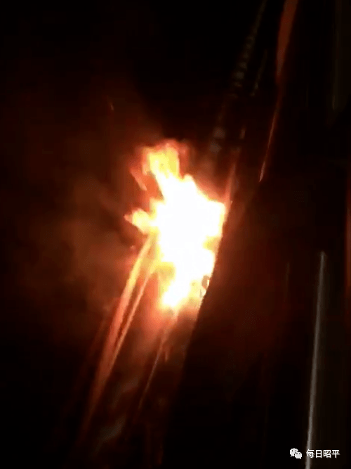 据微友消息,昨天(6月14日)晚上,昭平大桥护栏底下的电线突然着火,起火