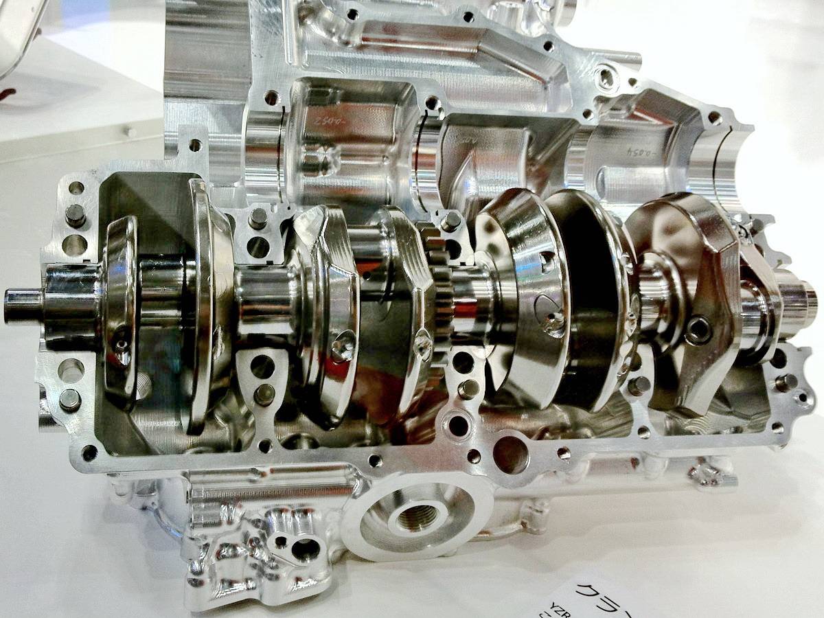 全拆解的 yzr-m1 工厂赛车,精密机械的金属之美