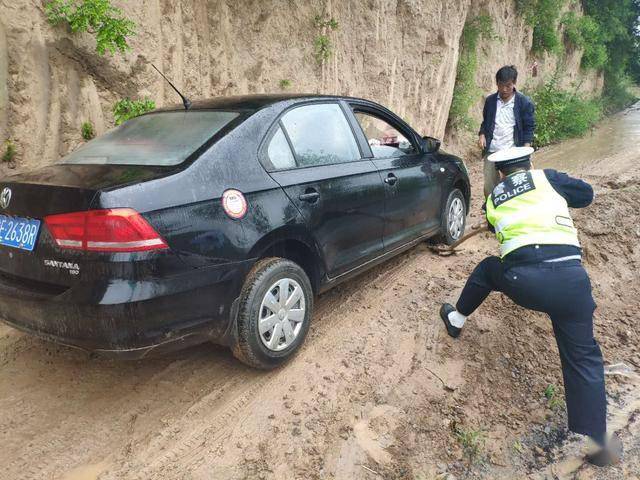 富平:雨天车辆抛锚坡路,危险!交警群众合力解困,平安