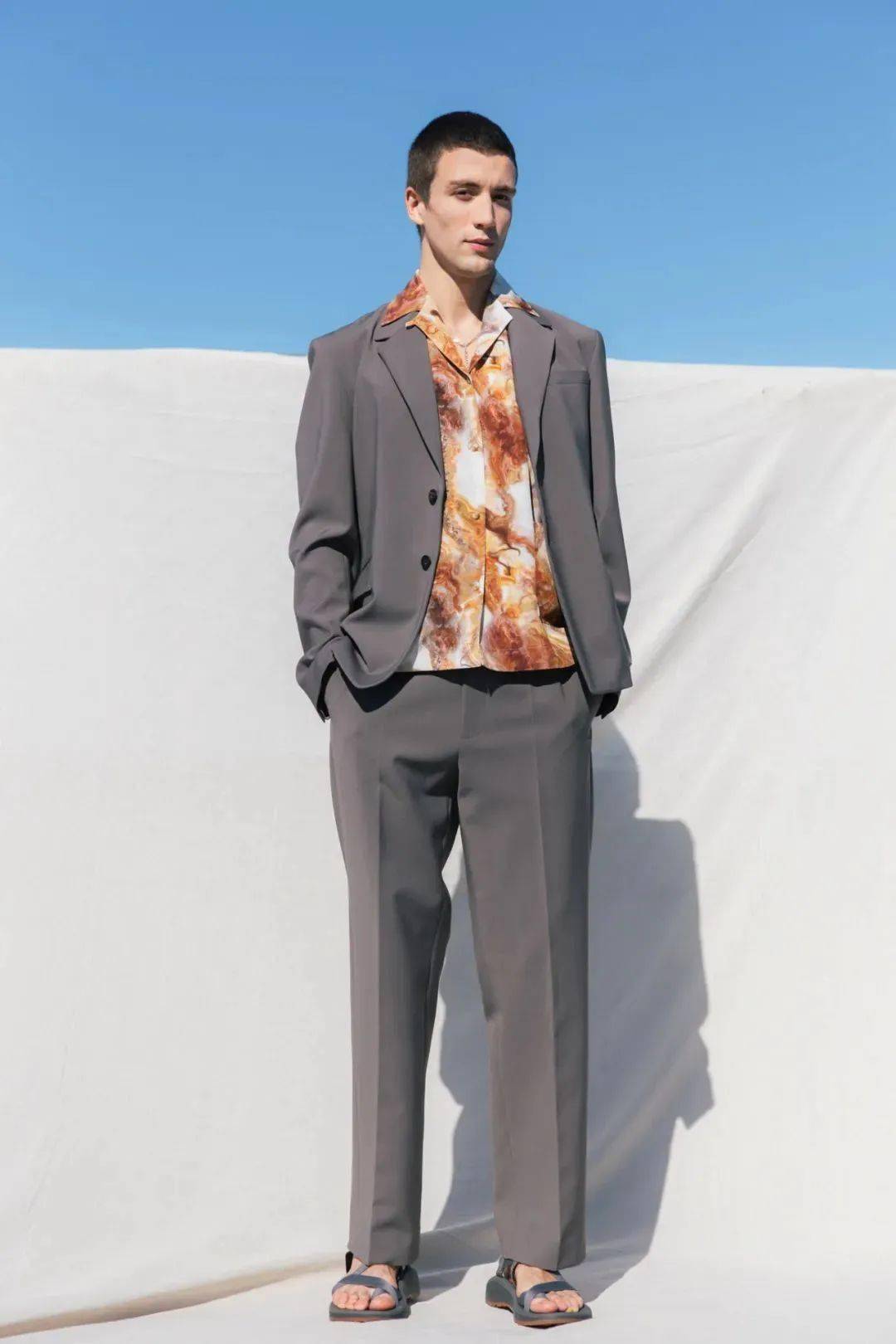 做周杰伦的女孩,除了要能喝mojito,还要会穿花衬衫_西装