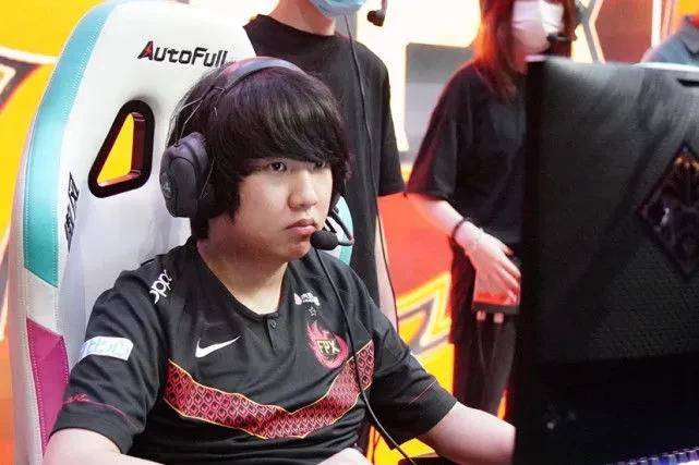 khan被骂再升级!fpx老板春丽"小举动"却被玩家称赞:够爷们!_选手