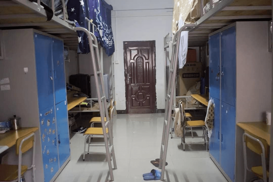 潮汕职业技术学院住宿费:1400元/学年床位数:4/6床类型:上下铺热水