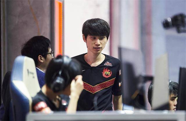 doinb觉得对新人要温柔一点,新人都是很年轻的小孩子.