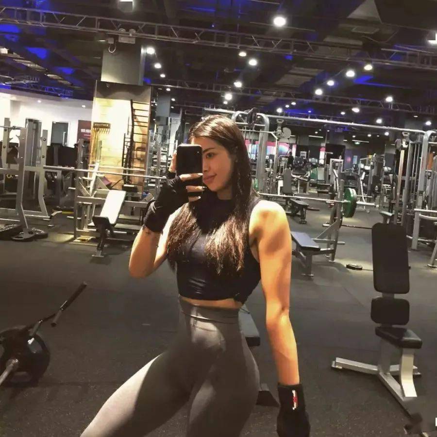 她是丁文静,知名运动博主产后却能依然保持姣好的身材,就是靠努力不懈