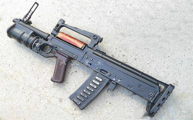 军事丨俄罗斯雷电步枪颇有akm的风格并可安装刺刀