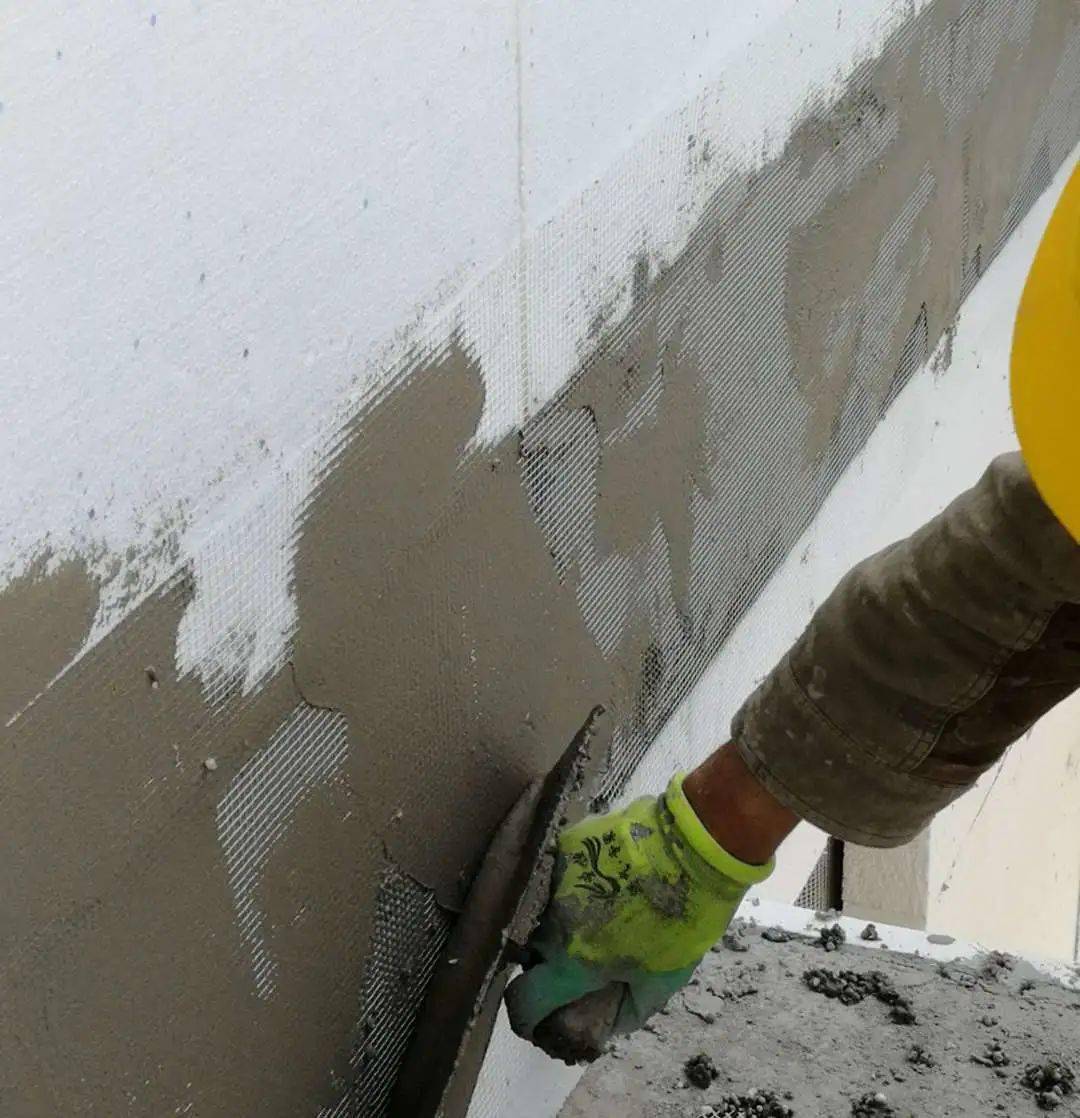 防火隔离带和外墙外保温系统应使用相同的抹面砂浆,且抹面砂浆应将