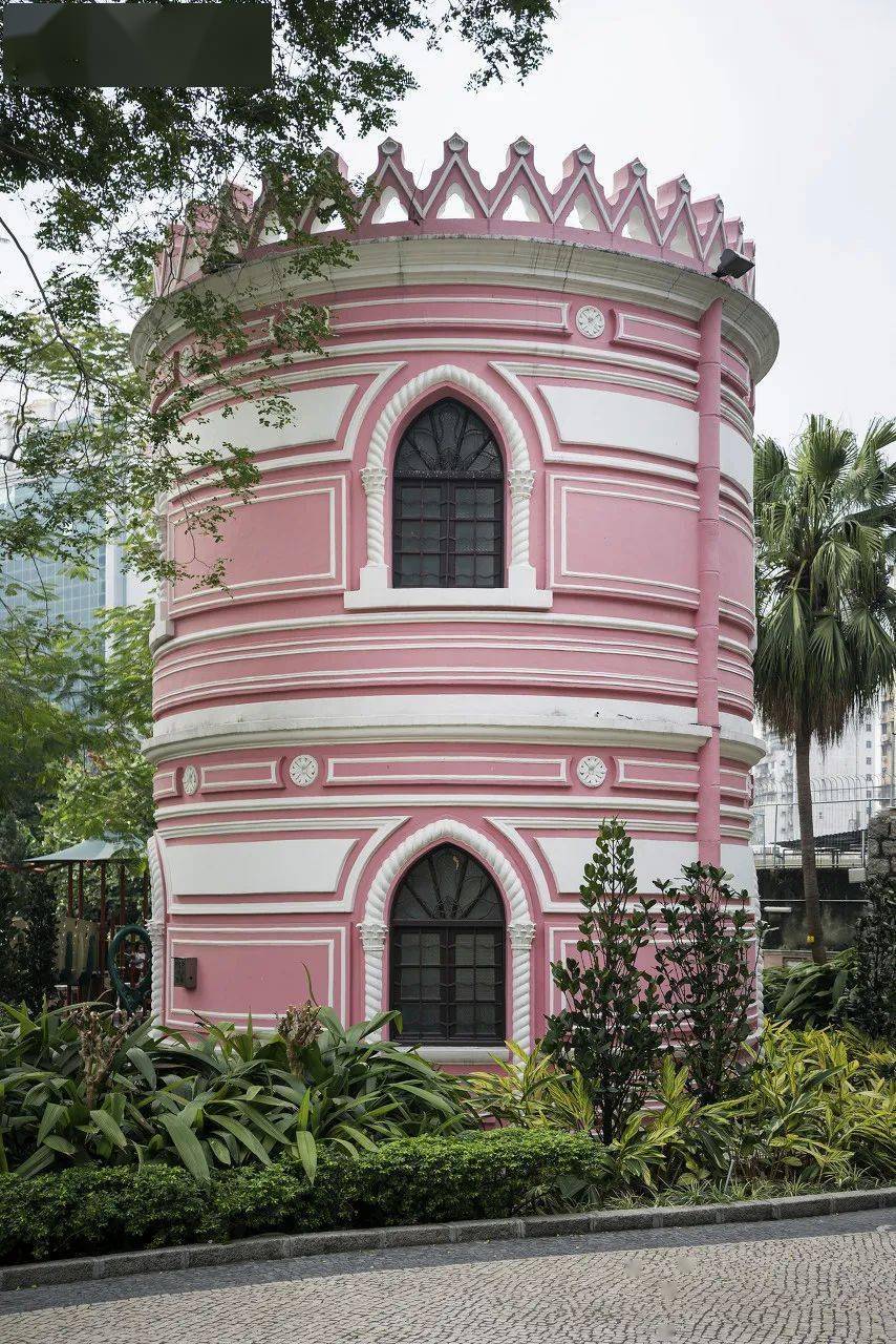 整座建筑有种西方园林的精致和优雅顶部形似皇冠甜甜的粉色系外观又名