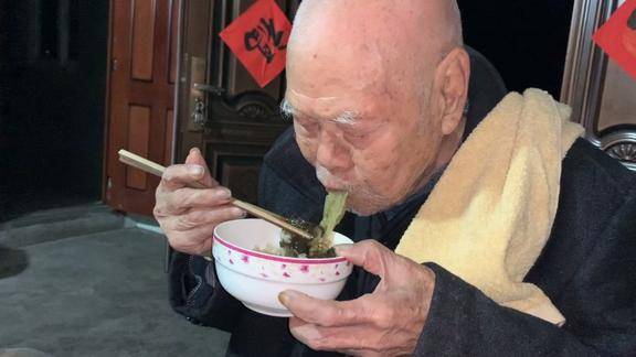 93岁老人勤俭节约但是这次却碗里剩饭这到底是啥原因