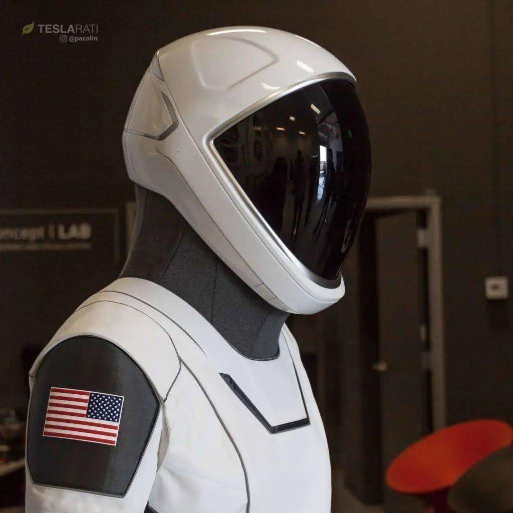 spacex宇航服的头盔使用3d打印技术和极简的设计风格,虽然有几分廉价