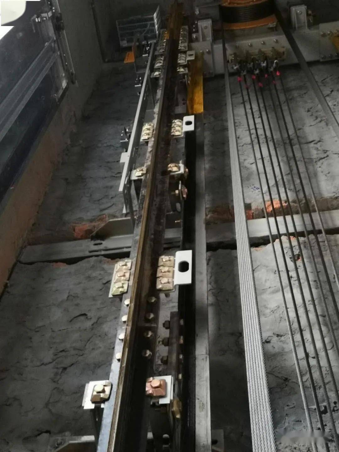 电梯人第一次见这么多压导板